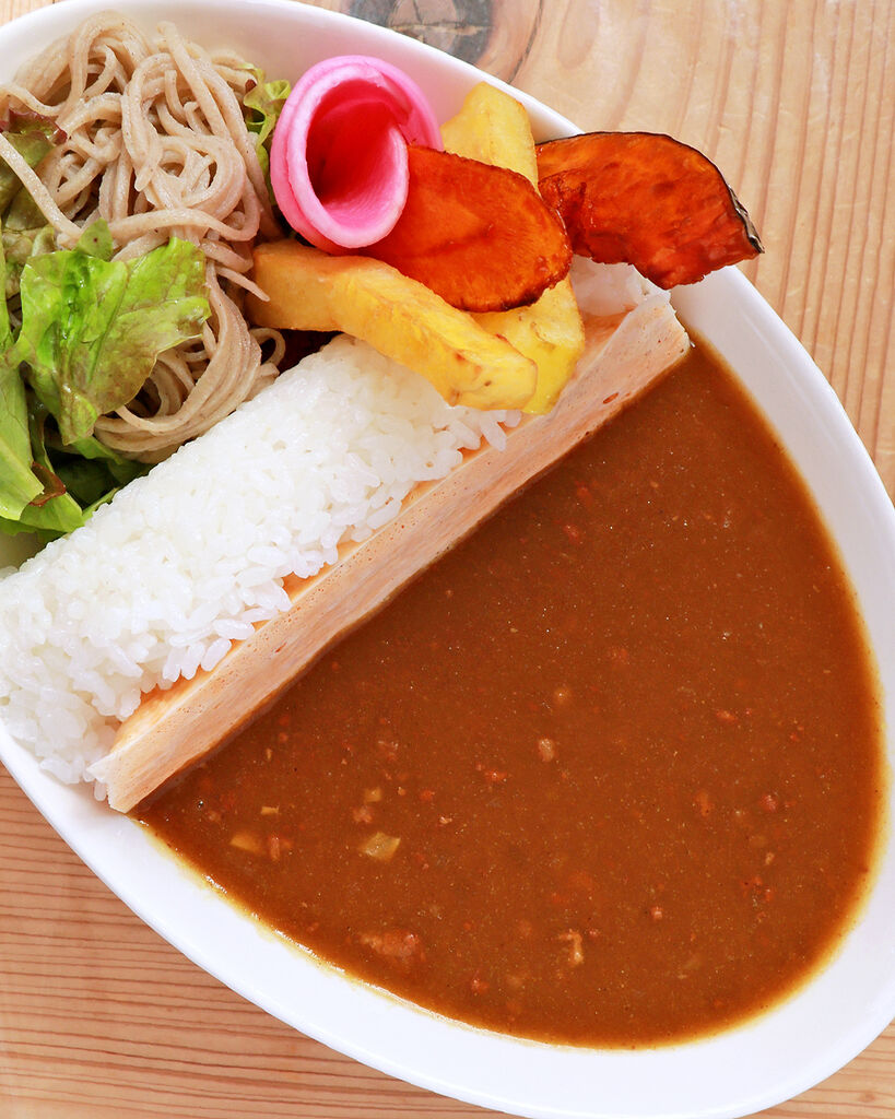 南摩ダムカレー ～そばサラダ添え～ 1,000円