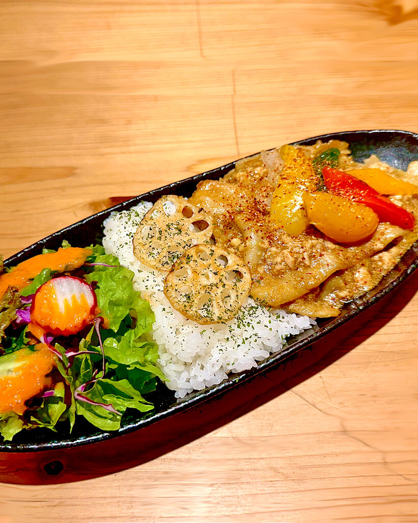 極太カレーうどんダムカレー(サラダ、デザート、ドリンク付) 1,650円