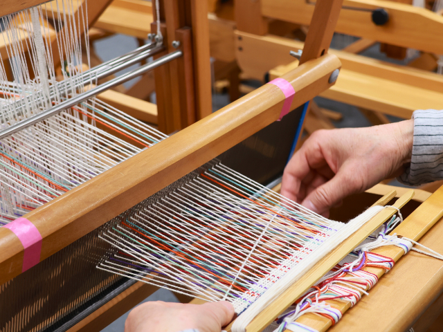 お好みの配色の縦糸を選んで、コースターを1枚作ります。 お好みの配色の縦糸を選んで、コースターを1枚作ります。