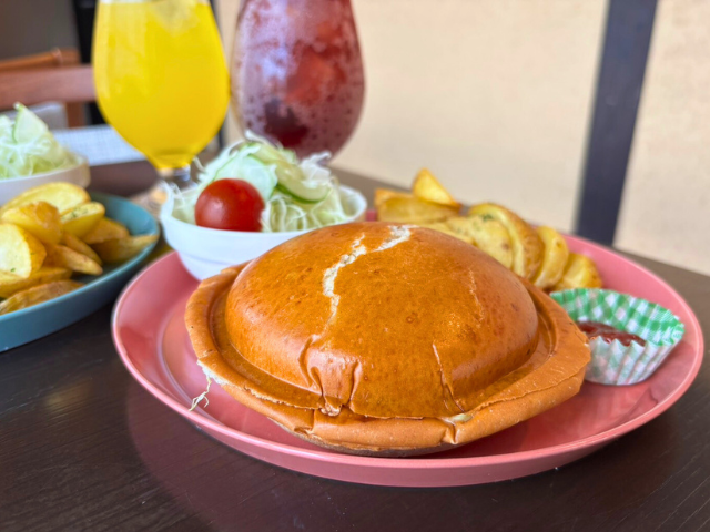 併設の「もめん茶屋」でランチタイム。国産黒牛100%のパティをバンズではさみ、ホットサンドのように焼いた「クローズドバーガー」を楽しみます。 併設の「もめん茶屋」でランチタイム。国産黒牛100%のパティをバンズではさみ、ホットサンドのように焼いた「クローズドバーガー」を楽しみます。