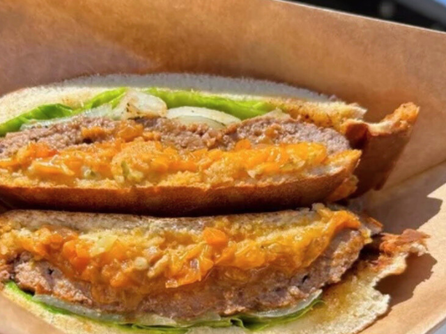 旨味と肉汁あふれるハンバーガーは、お店自慢の一品。おいしさに自然と会話も弾みます。 旨味と肉汁あふれるハンバーガーは、お店自慢の一品。おいしさに自然と会話も弾みます。