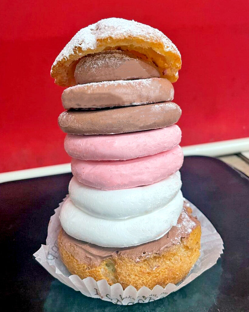 「はみだしグルメ道場」企画特別販売メニュー「3色クリームのビッグシュー」※4月15日~5月10日までの週末祝日限定(平日はご予約のみ) 「はみだしグルメ道場」企画特別販売メニュー「3色クリームのビッグシュー」※4月15日~5月10日までの週末祝日限定(平日はご予約のみ)