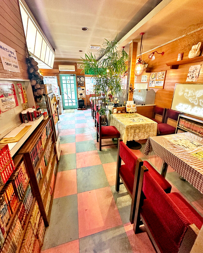 レトロなカラーの床は格子柄★ レトロなカラーの床は格子柄★