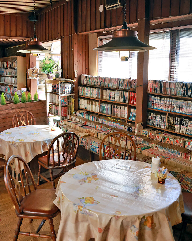 ズラリ並ぶ漫画も奥の卓球コーナーもツボです! ズラリ並ぶ漫画も奥の卓球コーナーもツボです!