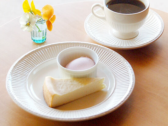 癒しカフェのチーズケーキ＆桜ジェラート♪