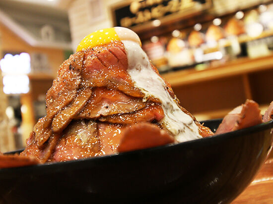 フードコート好き注目♪輝くローストビーフ丼！