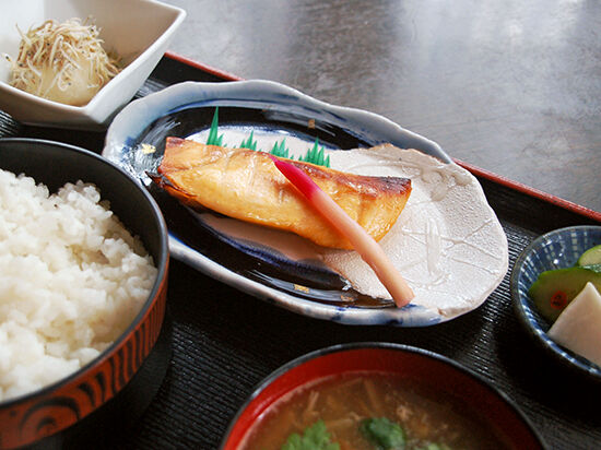 香ばしいみそ漬け焼き魚と地元産のホカホカご飯