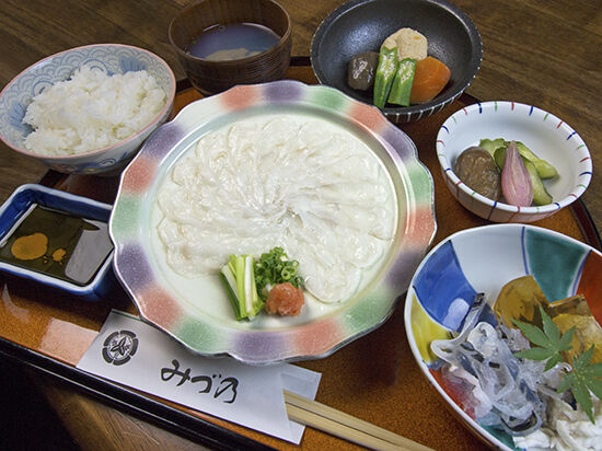 那珂川町ご当地グルメ☆温泉トラフグの刺身定食