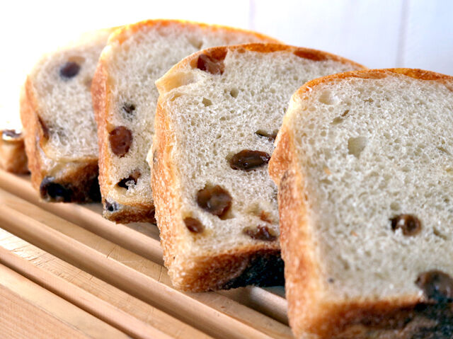 しっとり食感のラムレーズン食パン