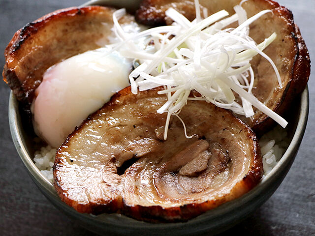 炭火で旨味UP★栃木産の炙りチャーシュー丼