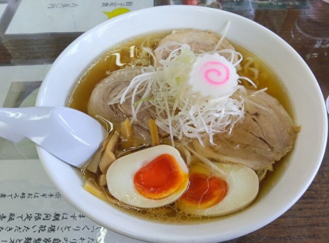 【佐野市】うつわの中が魅力的♪全乗せの太め縮れ麺☆(佐野ラーメン 麺や 輝)