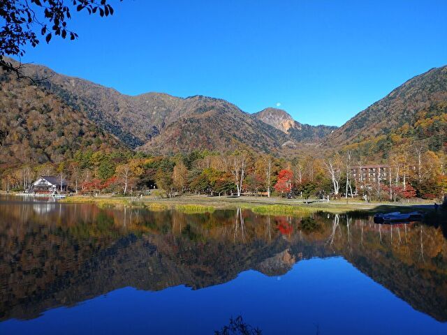 【日光市】紅葉と湖の美しい絶景☆見頃を迎えています♪（湯ノ湖）