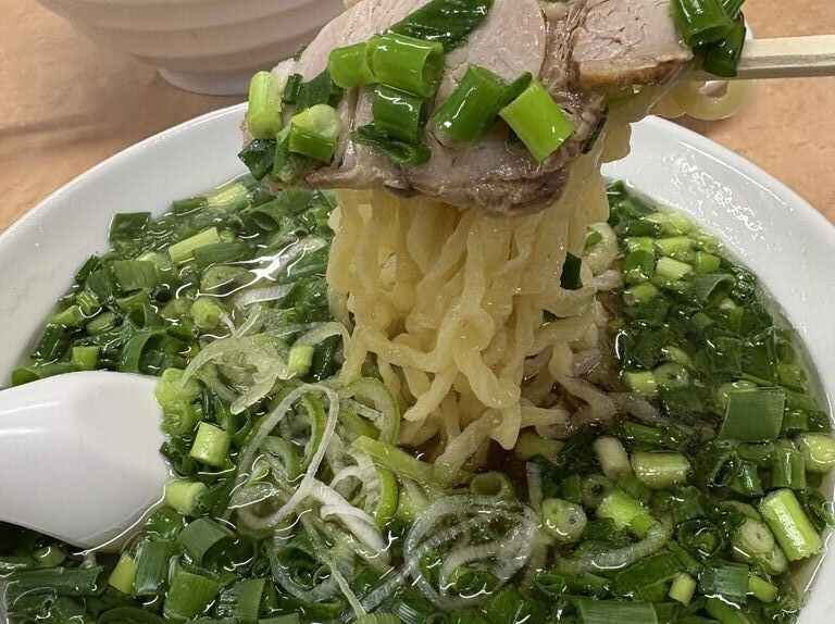 【栃木市】ネギ好きもびっくり！グリーンの青ネギラーメン（ラーメン太七）