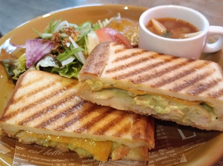 【栃木市】ぷりぷり海老×濃厚アボカド、幸せ♡倍増ホットサンド（Cafe & Dining KONOKA ）