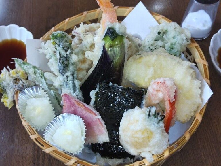 【小山市】かごいっぱいサクサク天ぷらと蕎麦、和のごちそう（庄内そば 旬）