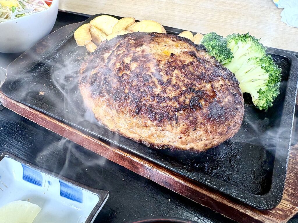 【小山市】湯気の向こうに、1ポンドの肉迫力！（彩華 みた店）