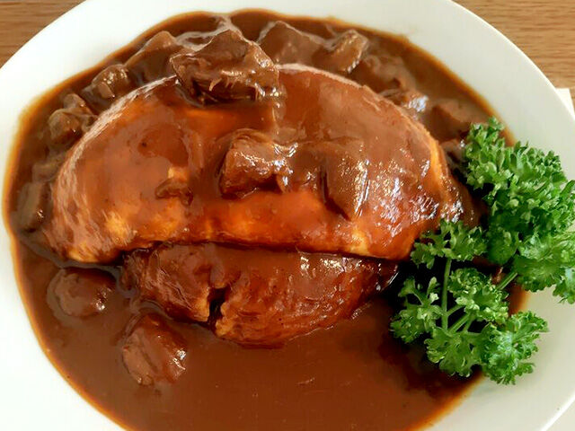【大田原市】お肉がゴロゴロ♪ 濃厚デミのオムライス（カフェとレストラン 多務良）