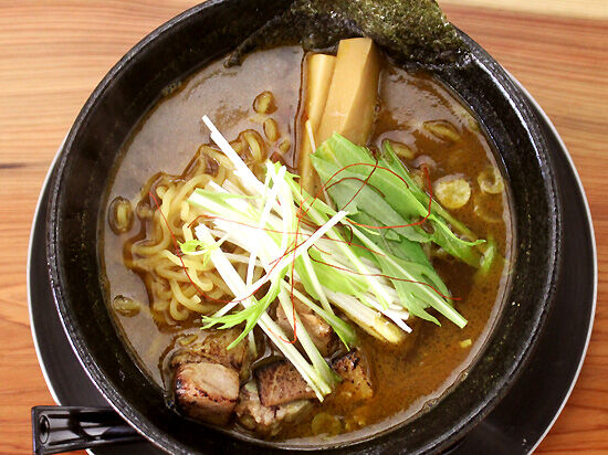 スパイシー&素材の旨み!食べるほどにハマる無添加カレーラーメン!