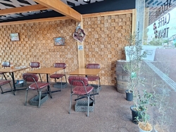 駅前の広場に店...