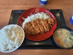 近所にかつやさ...