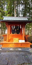 境内に入ると碑...
