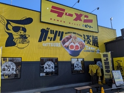 家族が近くを通...