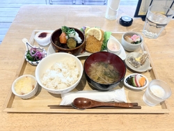 友人と身体に優...