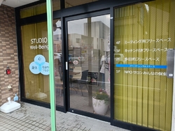 すぐ近くのビル...
