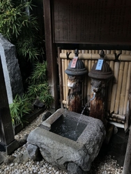 入り口に温泉飲...