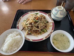 レバニラ定食を...