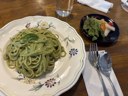 通り沿いにある...