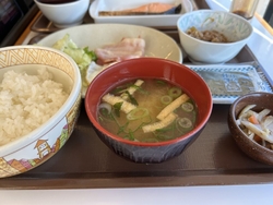 今日はすき家で...