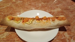 店の横を横切っ...