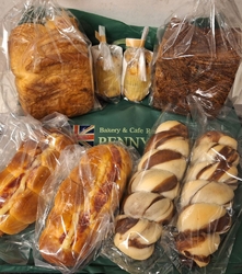 母がパンを買っ...