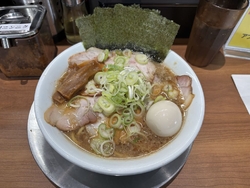 お昼にラーメン...