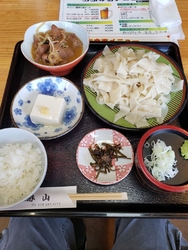 お昼を食べに勝...