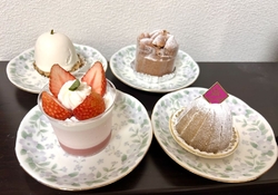 家族がケーキを...