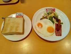 朝食を食べに寄...