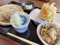 お昼ごはんは軽...