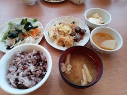 野菜を食べる機...