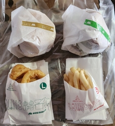 近くで昼食を食...