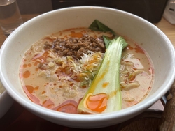 本格担々麺が食...