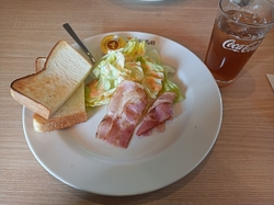 モーニングを食...