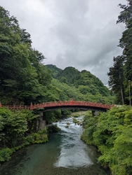 雨振る中、日光...