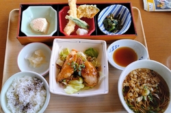 平日開店時間少...