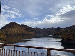 湖に架かる橋の...