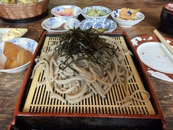 山道を進み、小...