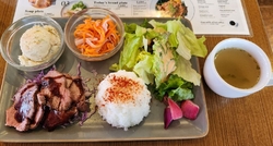 今日はカフェの...