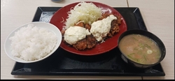夕飯を食べに行...