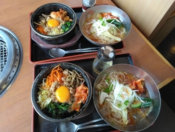 「冷麺とミニ石...